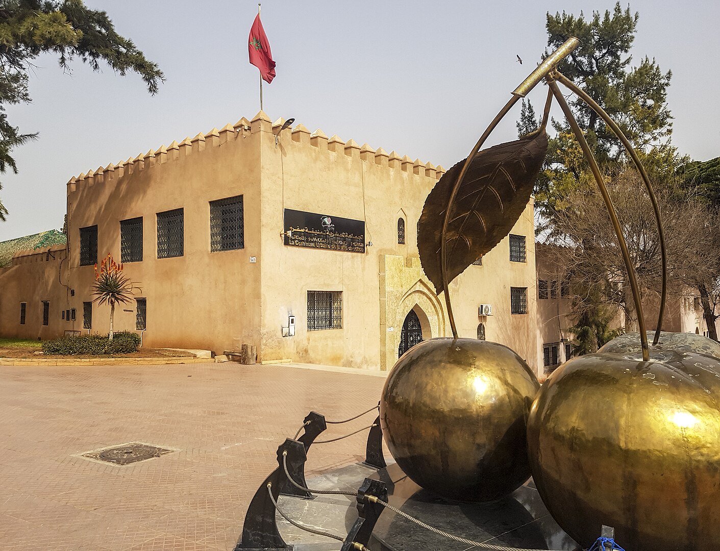 Une sculpture de cerise dans un parc de la ville de Sefrou. Par Mounir Neddi - travail personnel, CC0