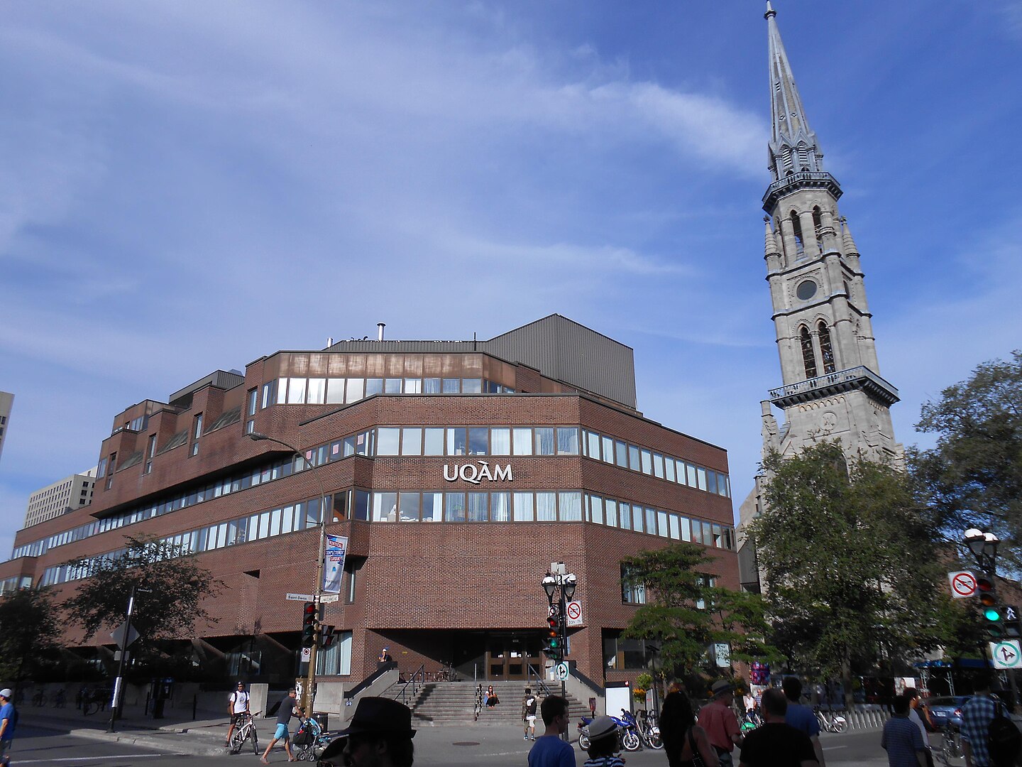 Pavillon Judith-Jasmin, Université du Québec à Montréal (UQAM), vu au carrefour de la rue Saint-Denis et du boulevard De Maisonneuve. Le clocher était celui de l'église Saint-Jacques le Majeur. Par Jeangagnon — Travail personnel, CC BY-SA 3.0