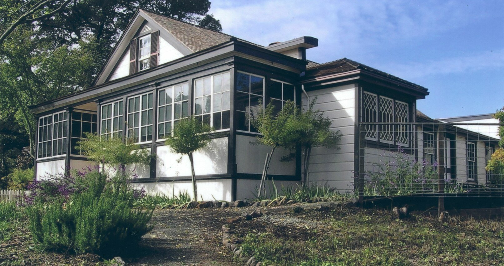Le London Cottage —au Jack London State Historic Park, Glen Ellen, Californie. Par Robert E. Nylund - travail personnel, Public Domain, https://commons.wikimedia.org/w/index.php?curid=6405300