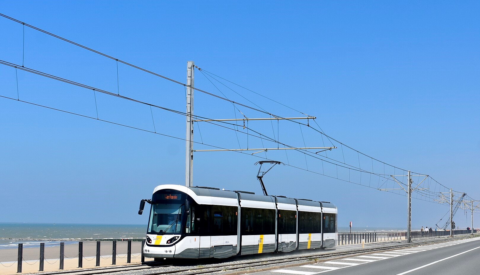 CAF Urbos 100 de la ligne Kusttram, le tram de la côte Belge à Ostende. Par Snoopy 31 — Travail personnel, CC BY-SA 4.0