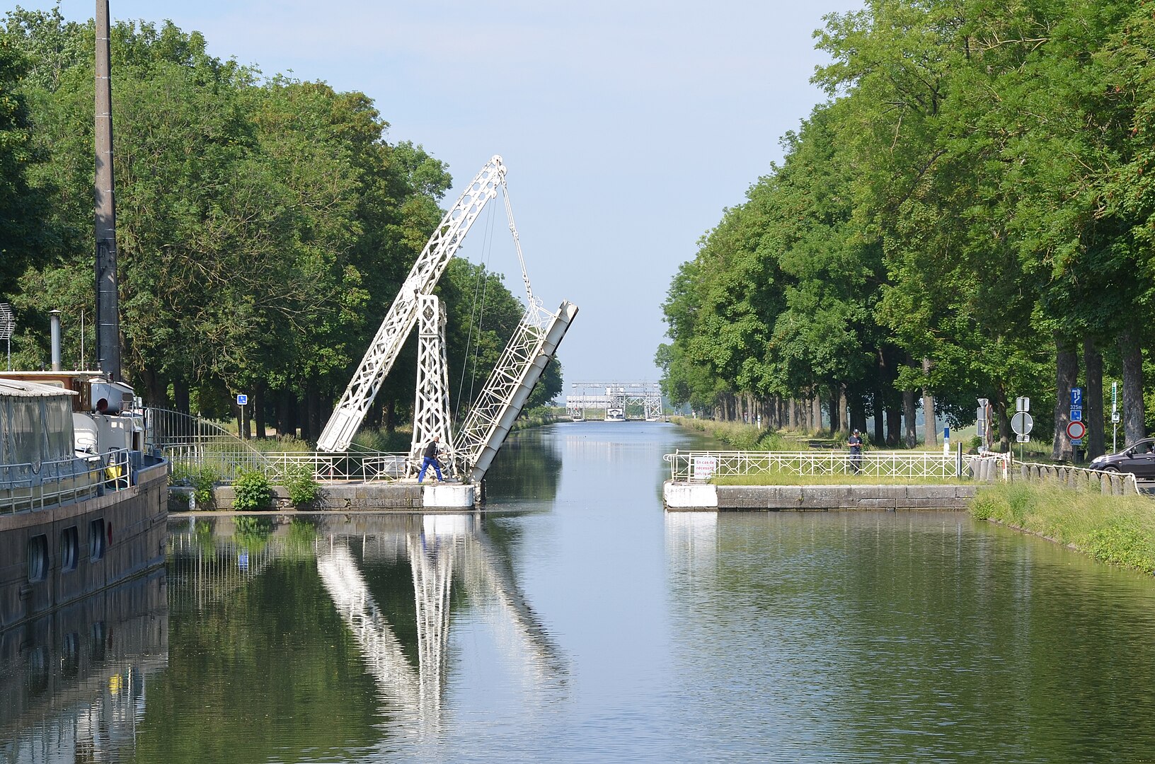 Pont-levis de Thieu, à  Rœulx en Wallonie, province du Hainaut, Belgique, avec à l'arrière plan l'ascenseur numéro 4 du canal du cCntre. Par Jmh2o — CC BY-SA 4.0, 