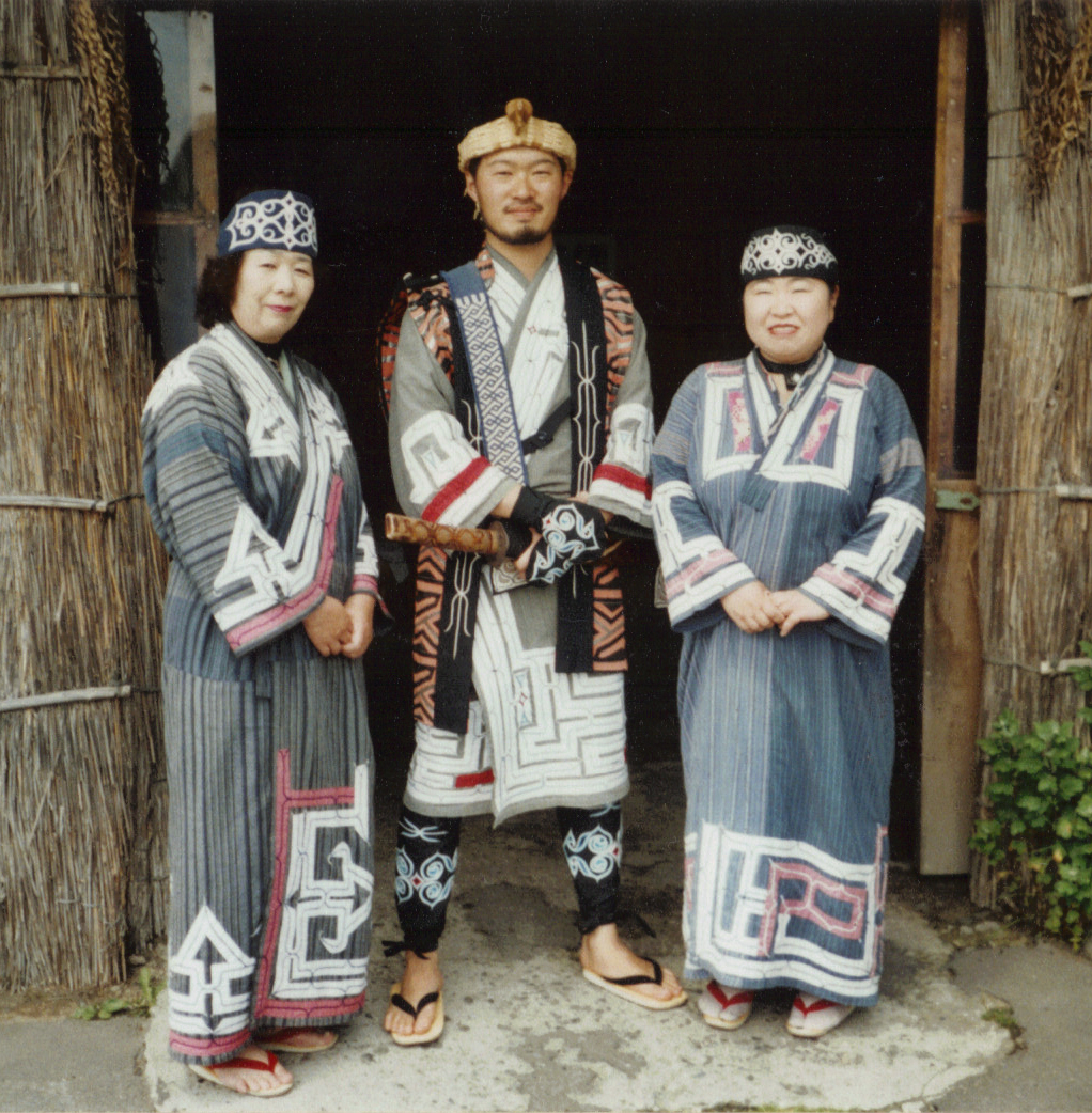 Ainus portant leurs vêtements traditionnels, Musée Ainu, ville de Shiraoi, Hokkaido, Japon. Par Torbenbrinker — Travail personnel, CC BY-SA 3.0, https://commons.wikimedia.org/w/index.php?curid=5391021