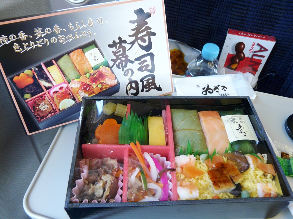 Une boîte bento si commode pour les repas à bord du train. Et toujours si frais et délicieux !  Photo © Marc Rigole
