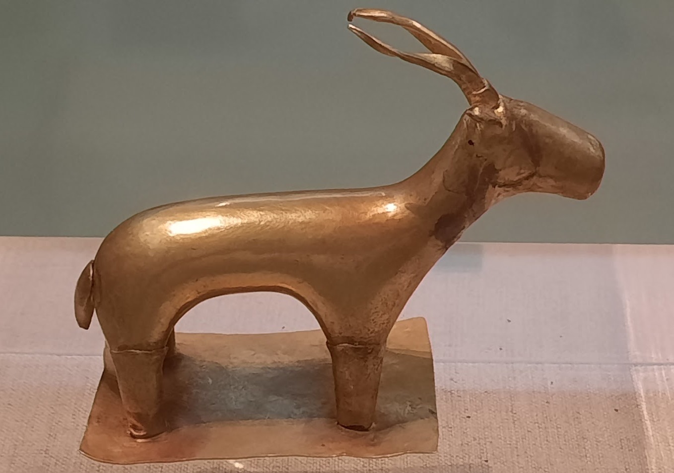 Un bouquetin en or, civilisation cycladique, XVII e s. avant notre ère, Akrotiri. Musée archéologique de Thira, Santorin, Cyclades, Grèce. Photo  © Daniel Desjardins