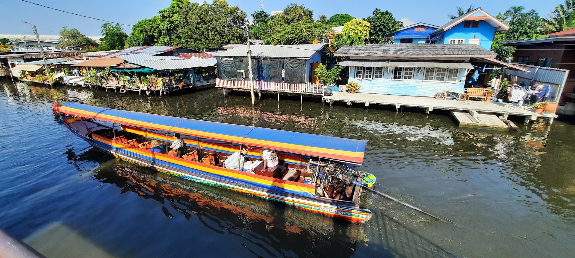 Bateau "long tail" sur un canal de Thonburi, Bangkok, Thaïlande. Photo © Daniel Desjardins
