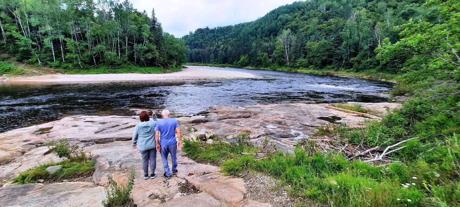 Randonnée près de la rivière Malbaie, Clermont, en Charlevoix au Québec. Photo © Daniel desjardins