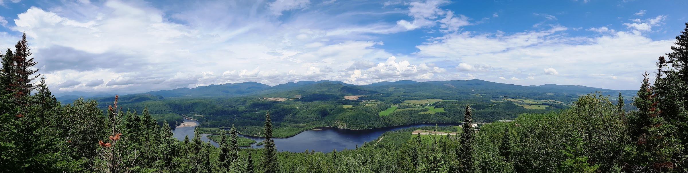 Charlevoix près de la ville de Clermont. Photo  © Daniel Desjardins 