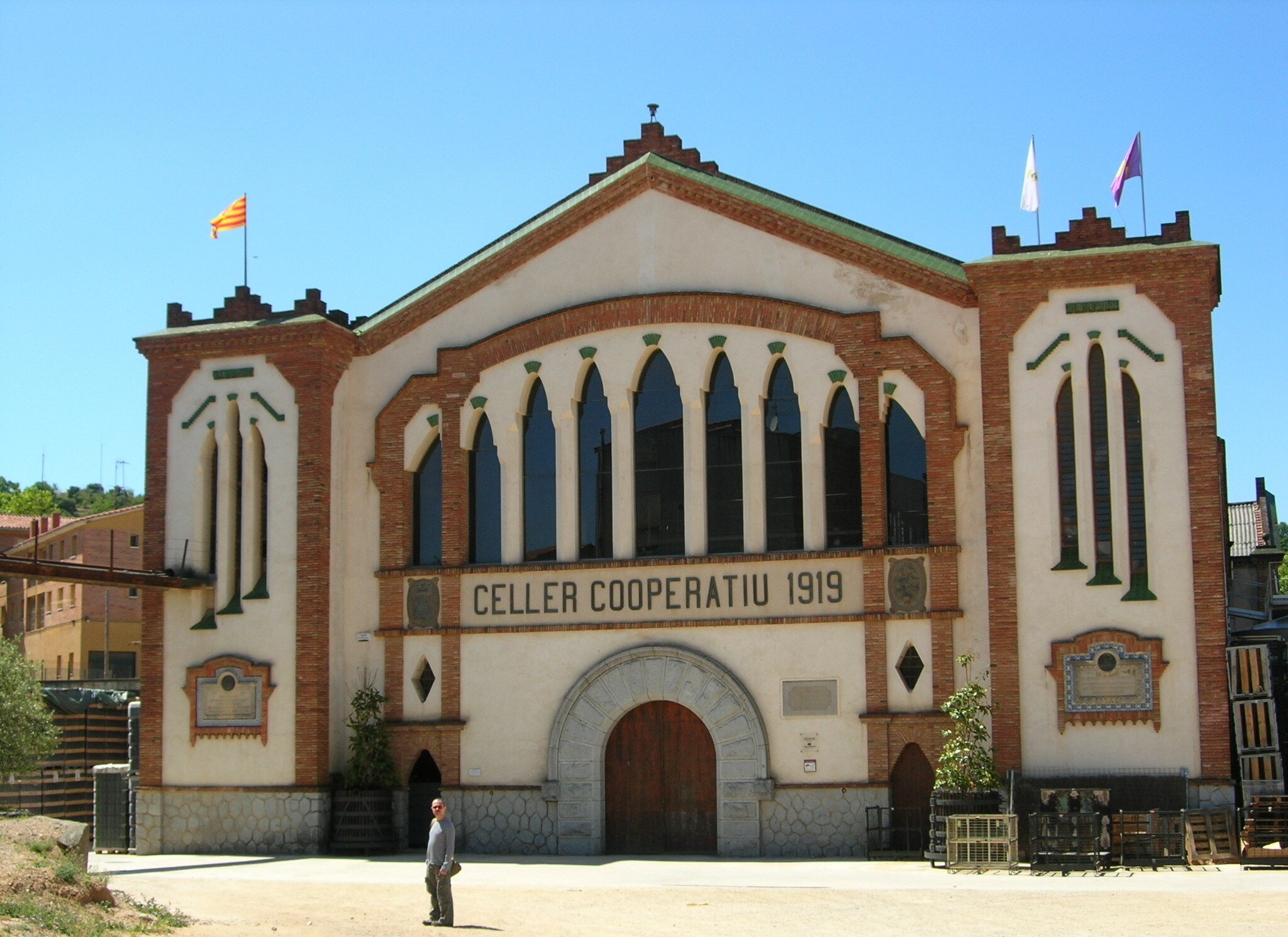 Cellier de la coopérative viticole à Falset, Catalogne, Espagne, une conception de Cèsar Martinell. Par Enfo, CC BY-SA 3.0 