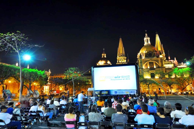 Cinéma en plein air au festival international du film de Guadalajara, Mexique. Par Thunderbrush — Christian Kremer (The AIRSCREEN Company), CC BY-SA 3.0