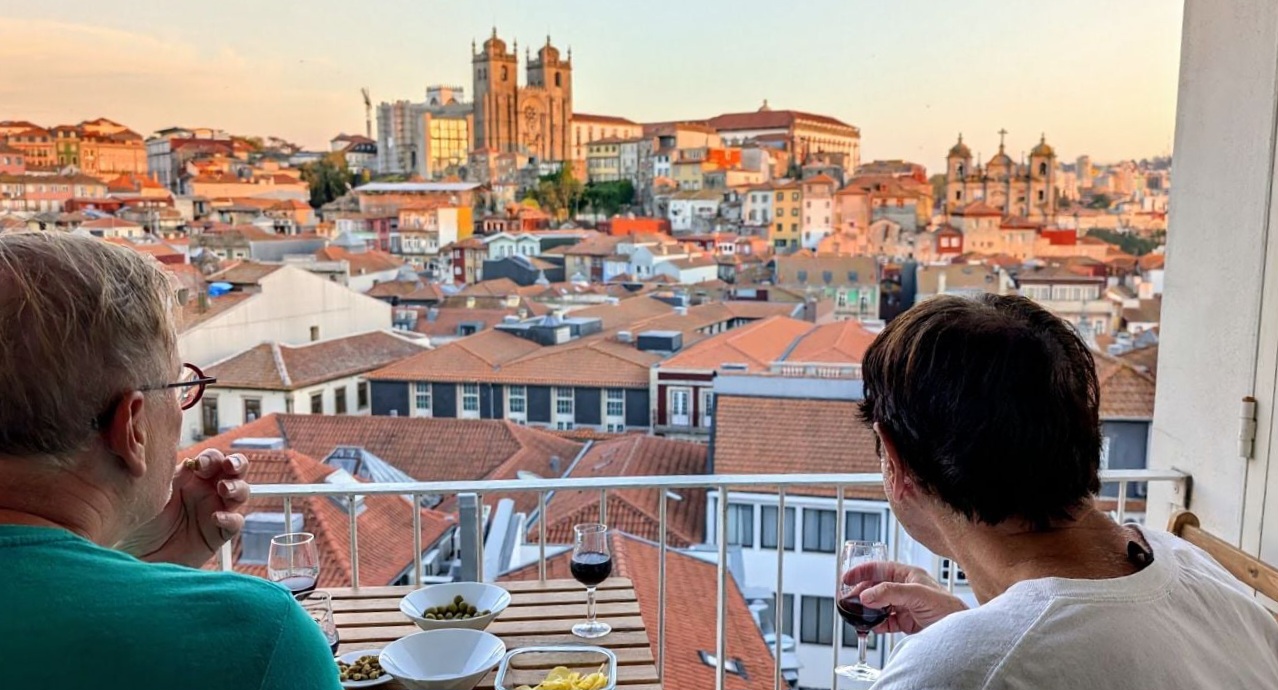 Repas sur un balcon de Porto, Portugal. Photo © Pierre Labrèche