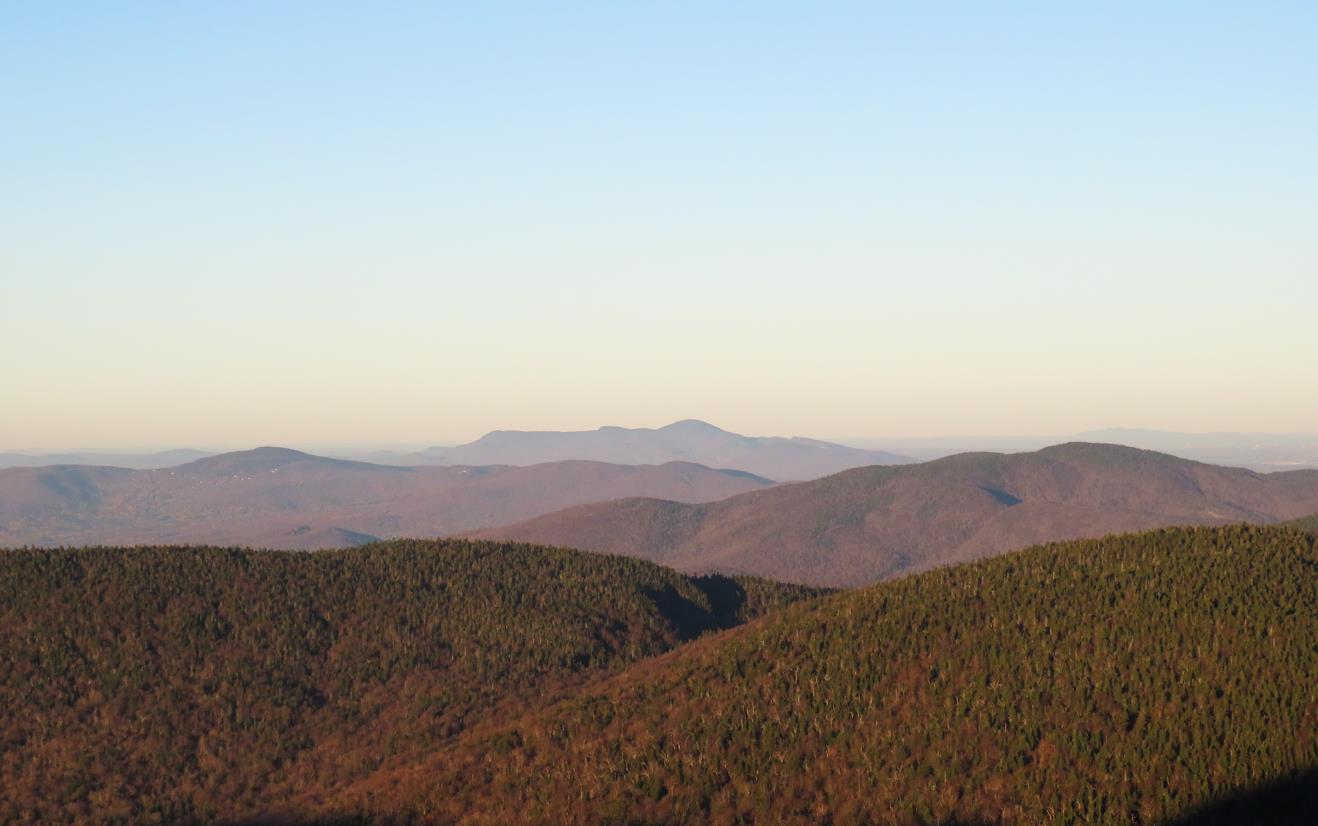 Vue des Montagnes Vertes du Québec depuis le Sommet Rond des monts Sutton. Au centre au loin on aperçoit le mont Orford. Par Anthoni Barbe — Travail personnel, CC BY-SA 4.0