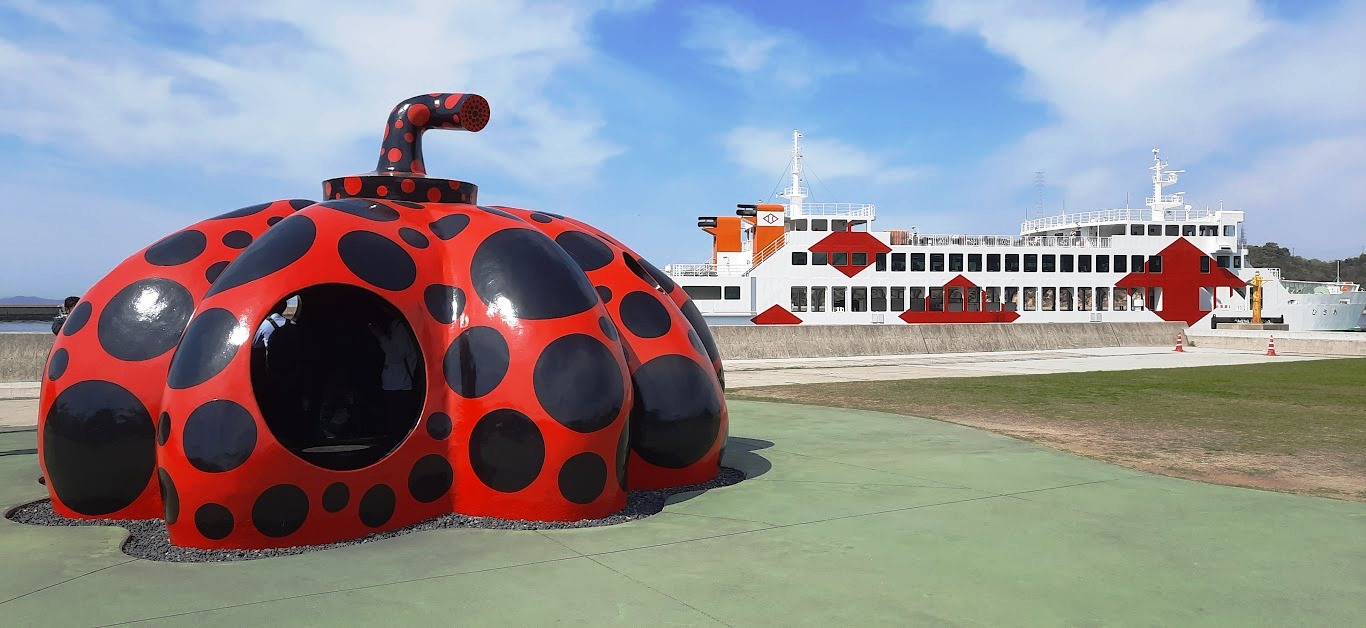 La Citrouille rouge de Yayoi Kusama au port de Naoshima. Photo © Daniel Desjardins