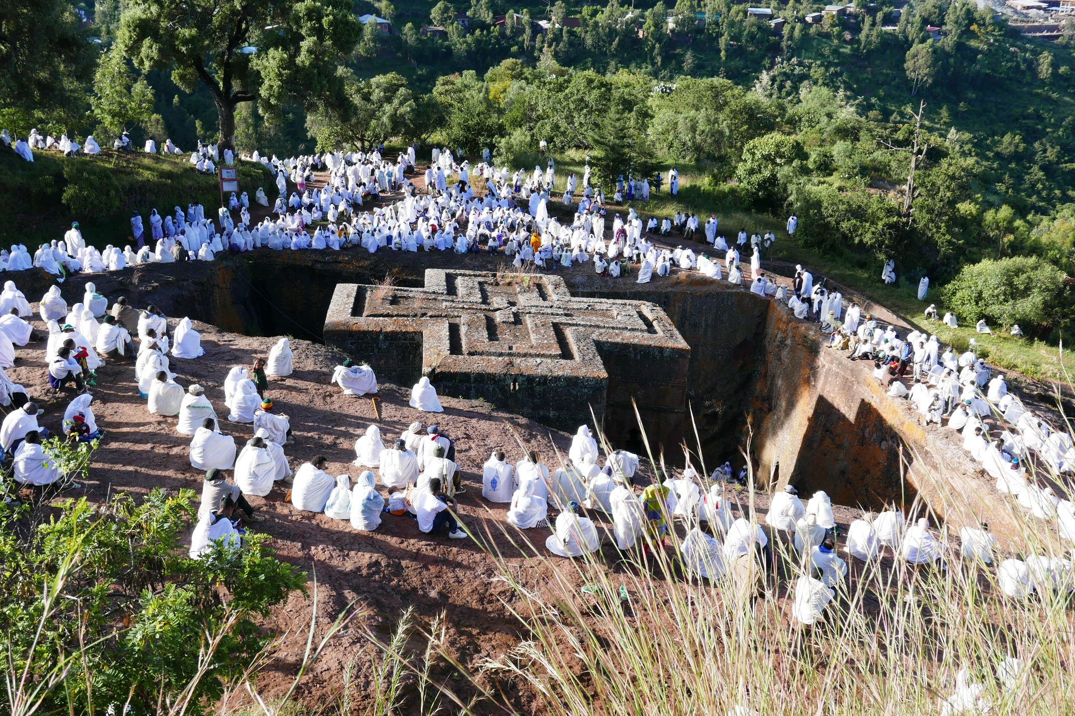 Rassemblement de chrétiens au sommet de l'église Saint George de Lalibella  - photo © Marc Rigole