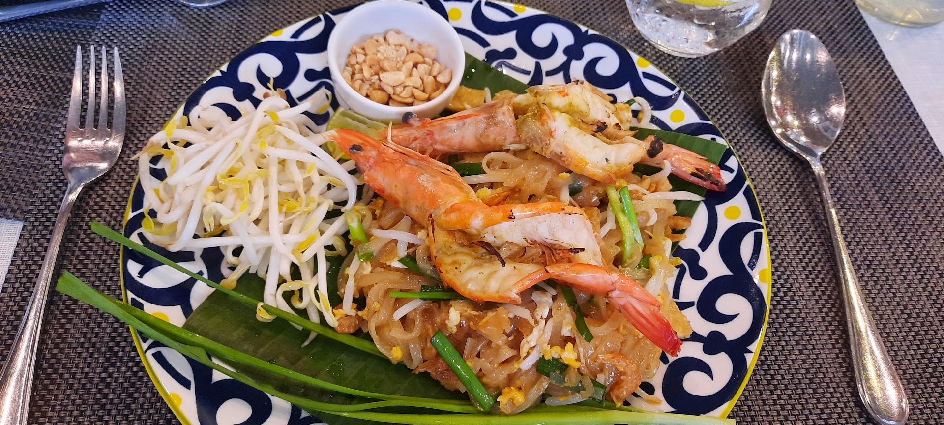 Un pad thai aux grosses crevettes fraîches. Photo © Daniel Desjardins