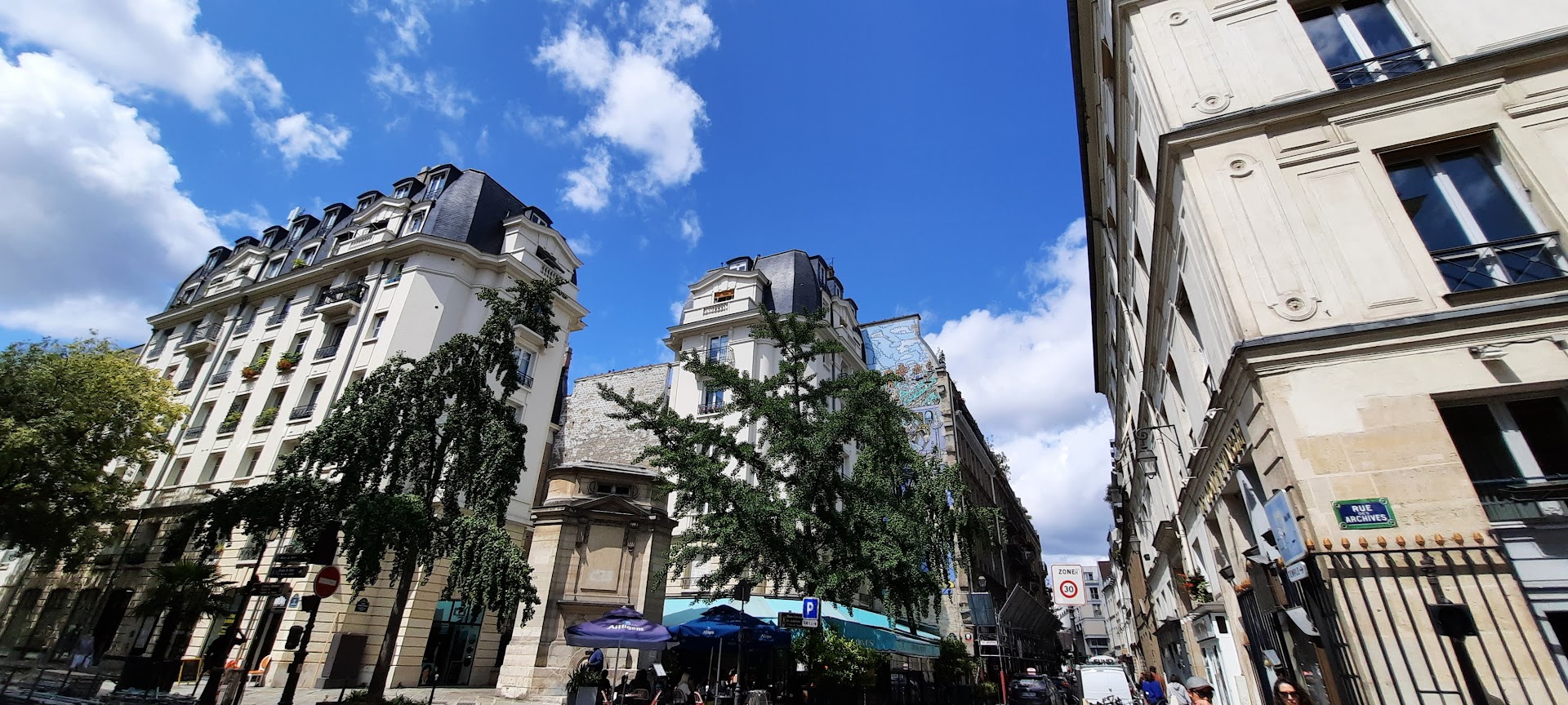 Paris, rue des Archives par une journée ensoleillée du mois de juillet.  Photo  ©  Daniel Desjardins