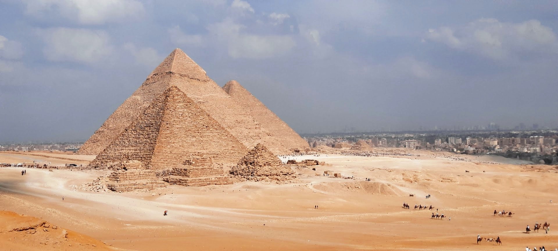 Les trois plus grandes pyramides d'Égypte, Khéops, Khéphren et Mykérinos, en banlieue du Caire. Photo  © Daniel Desjardins