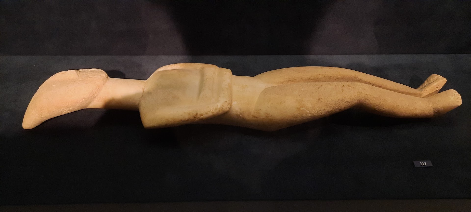 Figurine au Musée de l'art cycladique à Athènes, Grèce. On suppose que les figurines étaient disposées comme celle-ci à l'horizontal. Photo  © Daniel Desjardins