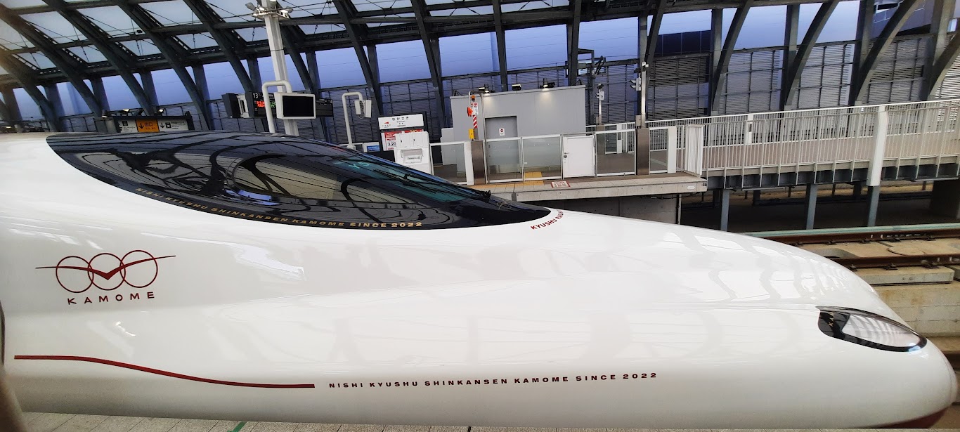 Un train shinkansen dans le Kyûshû. Photo  © Daniel Desjardins