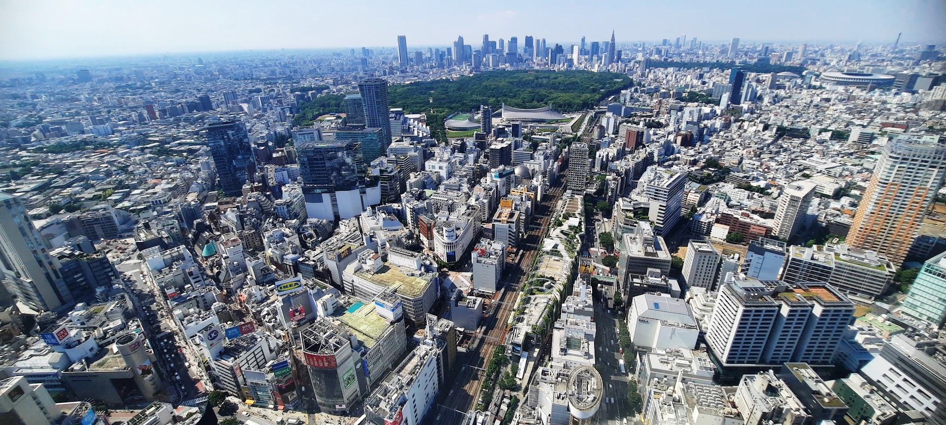 Vue partielle sur Tôkyô depuis le toit de l'immeuble Shibuya Sky. Photo  © Daniel Desjardins