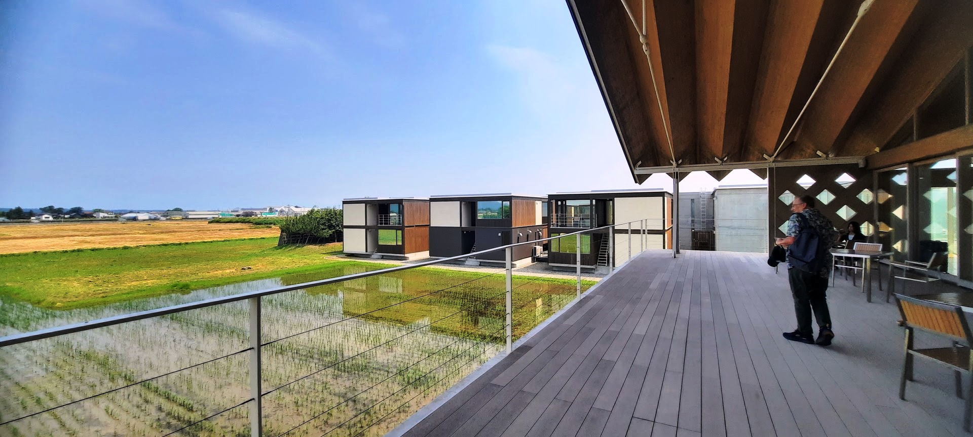 L'hôtel Shonai Suiden Terrasse à Tsuruoka, dans le Tohoku, Japon, de l'architecte Shigeru Ban, qui est bien intégré dans les rizières.
Photo © Daniel Desjardins