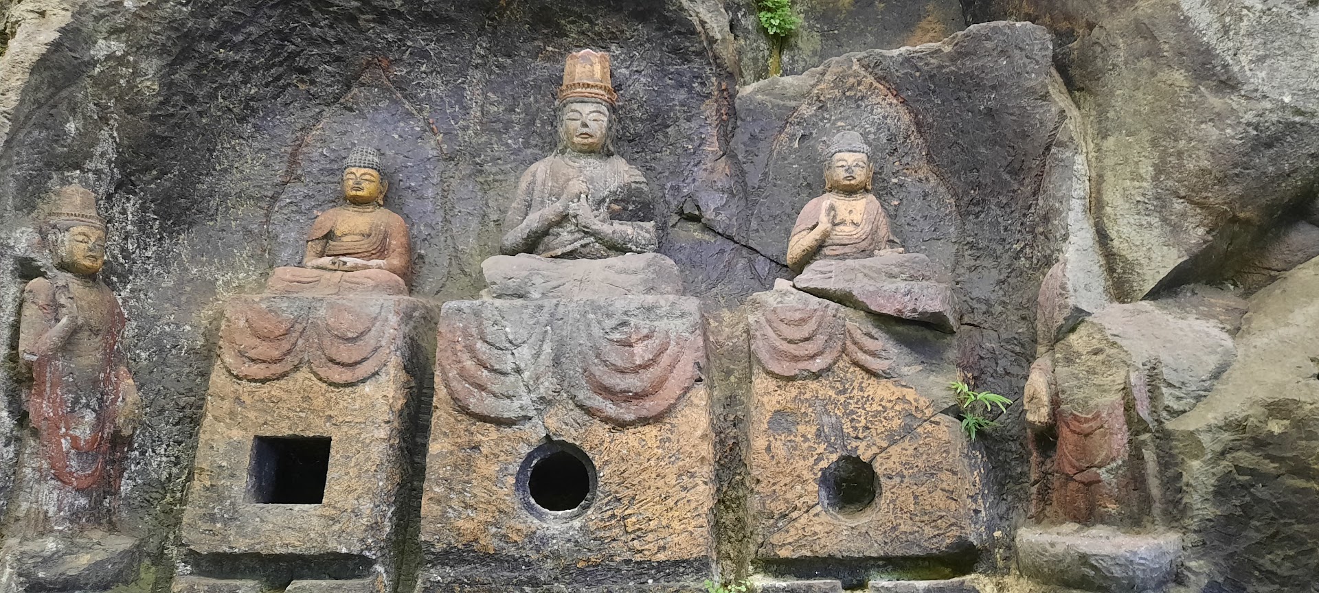 Les bouddhas de pierre d'Usuki, île de Kyûshû au Japon, dont les mains affichent différentes mûdras. Photo © Daniel Desjardins