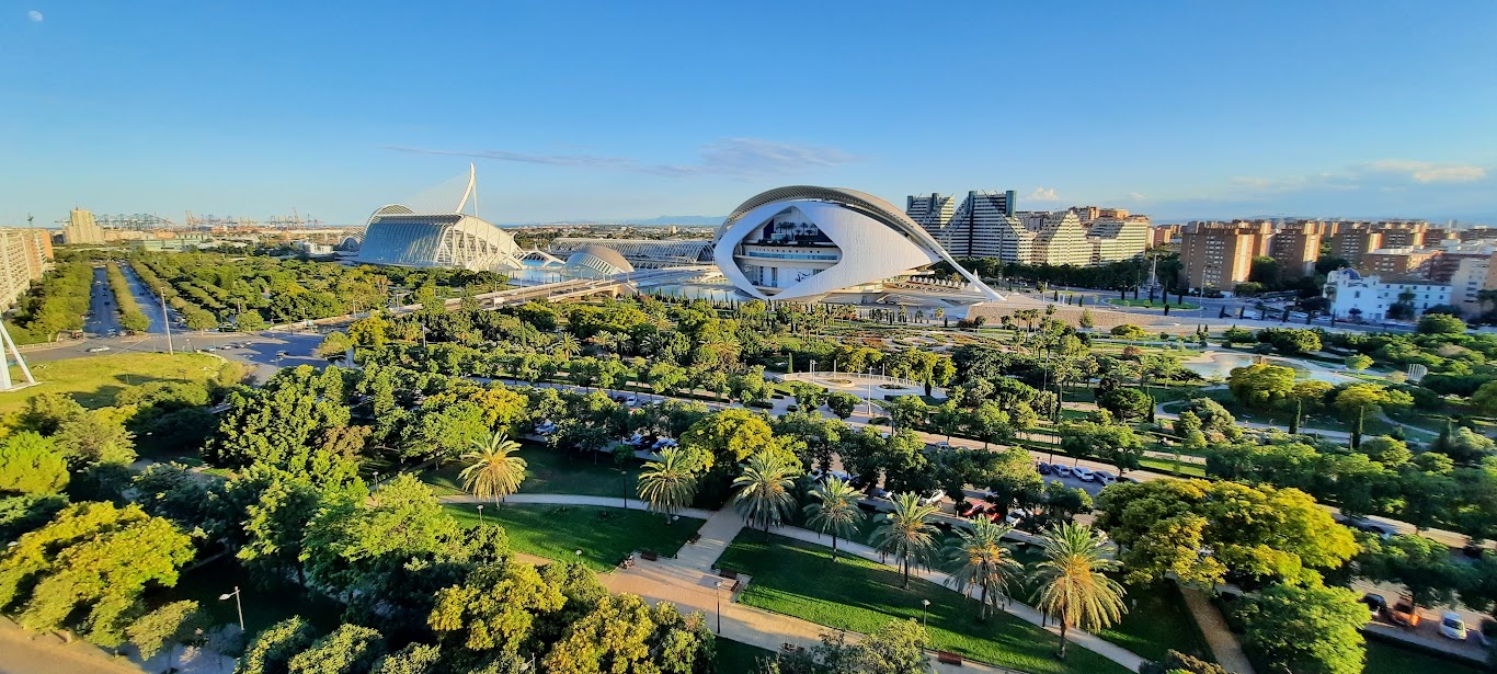 La Valence futuriste et ses immeubles de la Cité des Arts et des Sciences, attenant au Jardin del Turia, dans l'ancien lit du fleuve. Photo © Daniel Desjardins