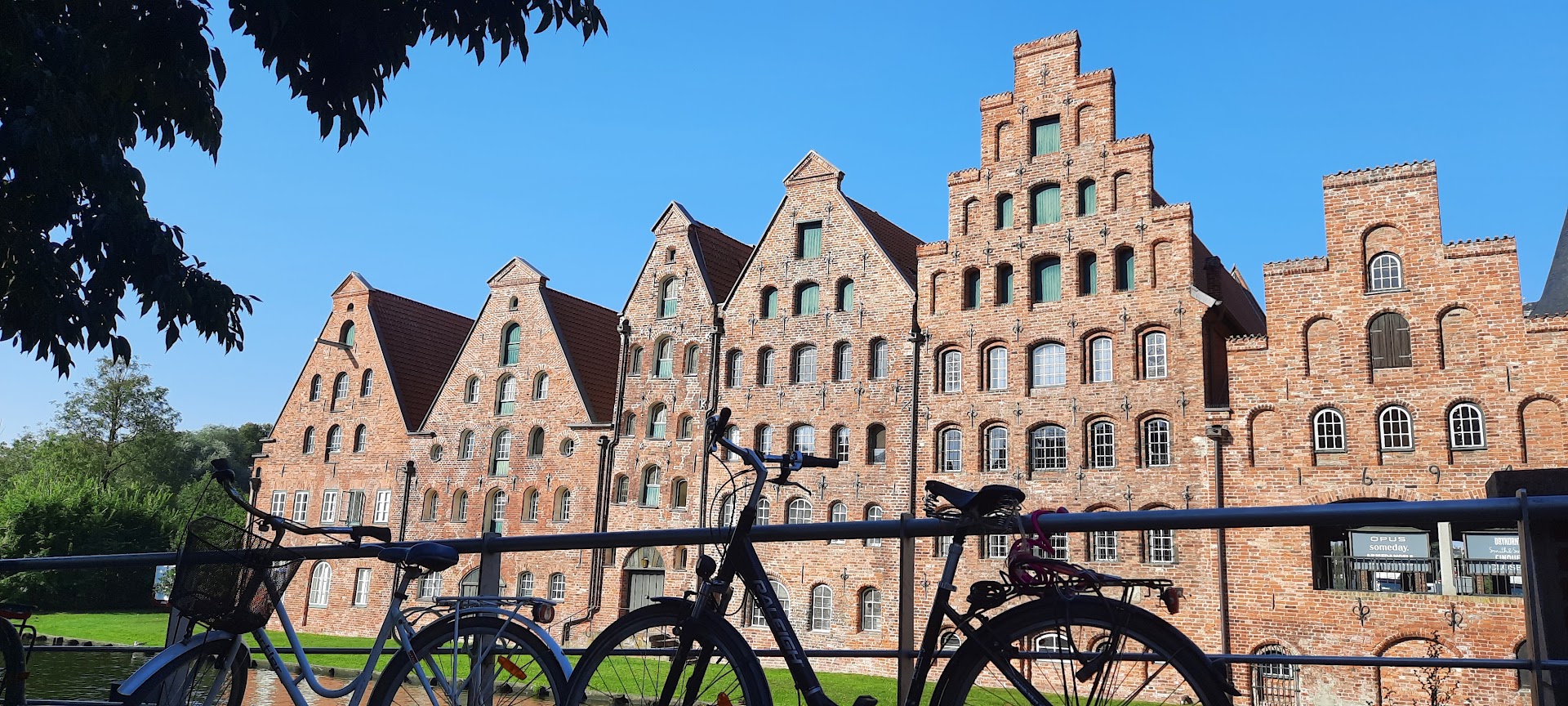 Des vélos devant le grenier à sel de Lübeck, Allemagne. Photo  ©  Daniel Desjardins