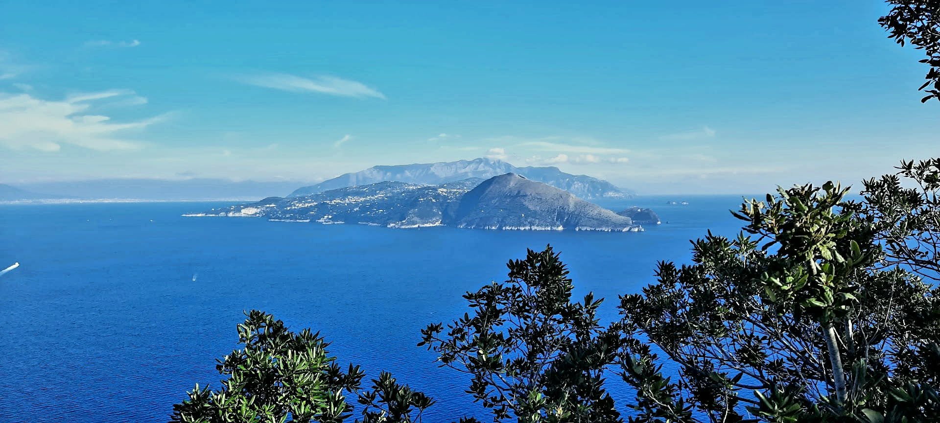 Vue sur la côte amalitaine depuis le site de la villa Jovis à Capri. Photo © Daniel Desjardins