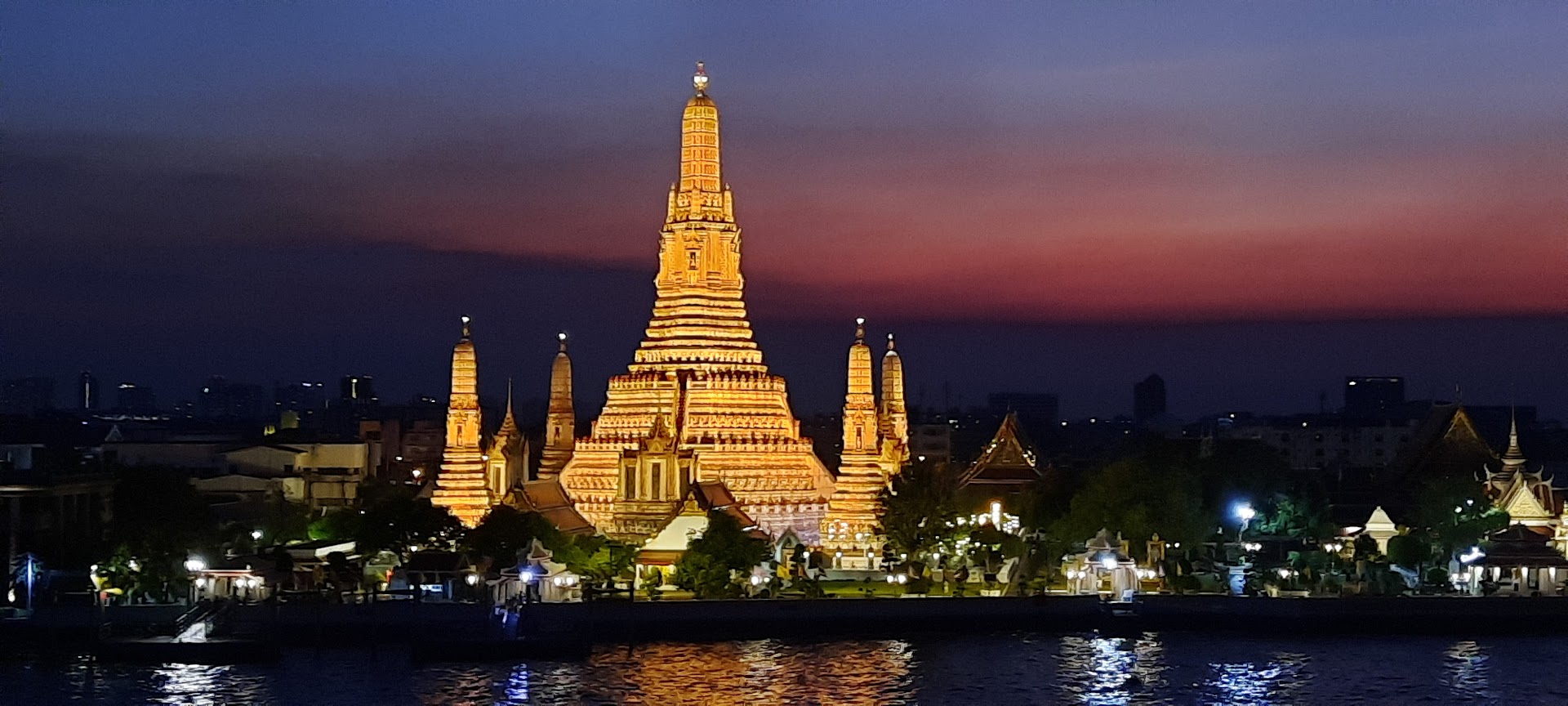 Le wat Arun à la tombée de la nuit - Bangkok, Thaïlande. Photo © Daniel Desjardins