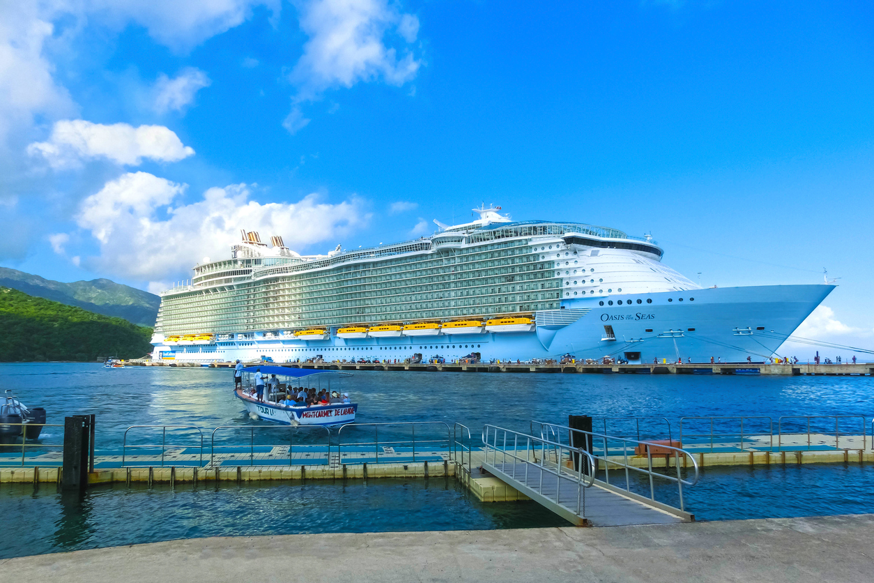 L'Oasis of the Seas ancré dans les Caraïbes.  © iStock / Marina113