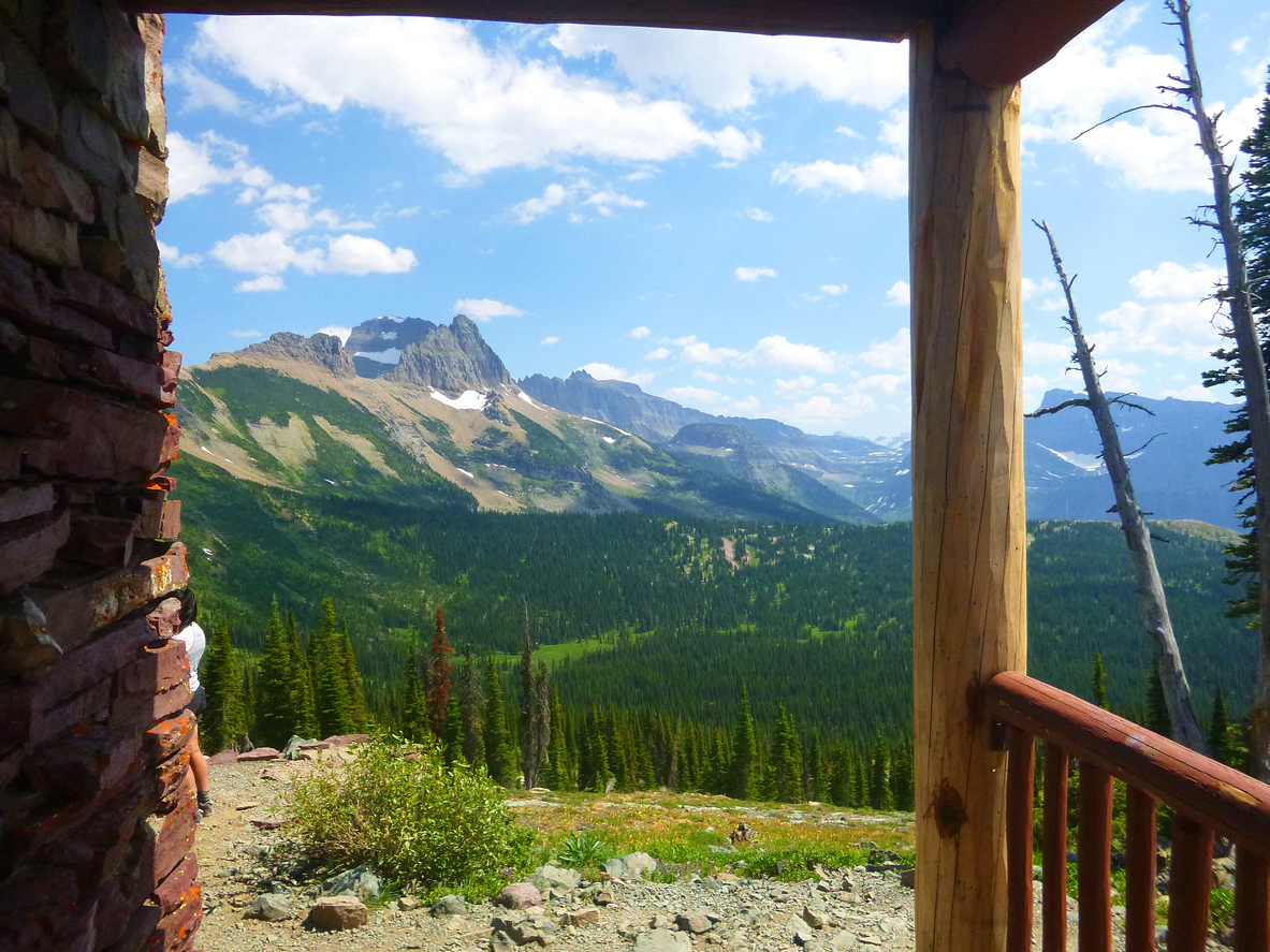 Chalet dans le Parc National de Glacier, Montana, États-Unis. © iStock / Bentleyphotos