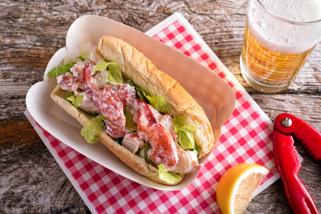 Sandwich au homard et bière. © iStock /  Fudio