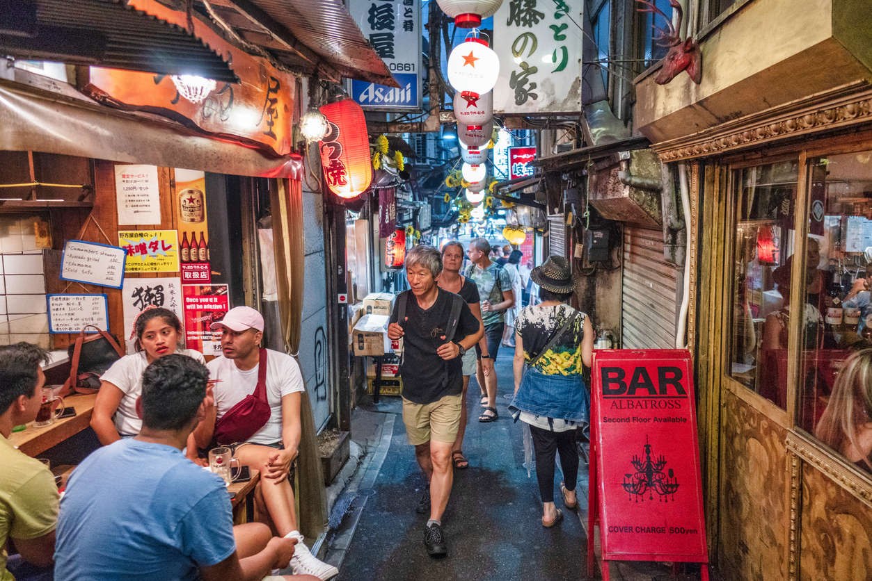 Omoide yokocho, un ensemble de petites ruelles avec de nombreux petits restaurants et bars de type izakaya, près de la gare de Shinjuku, Tôkyô. © iStock / Starcevic