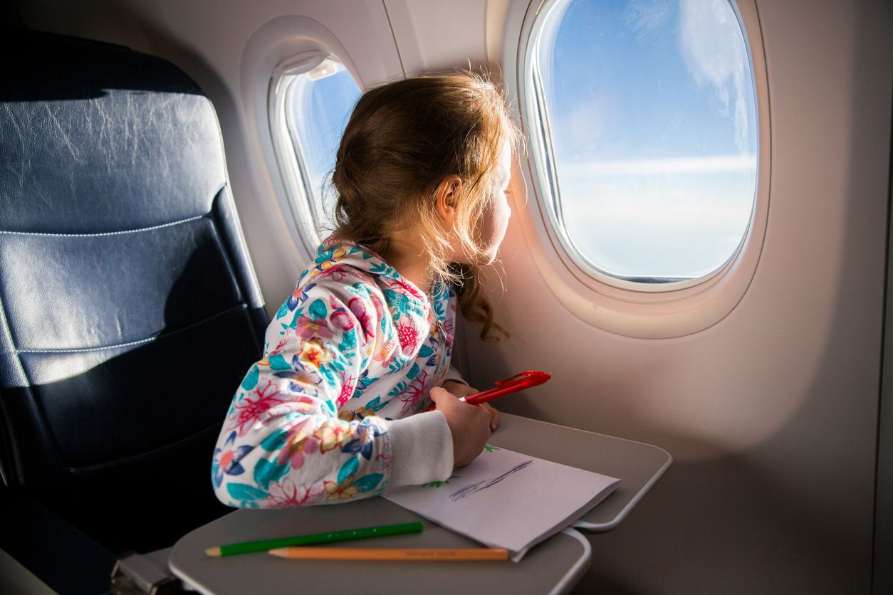 Un enfant en avion ©  iStock / Suzi Media Production