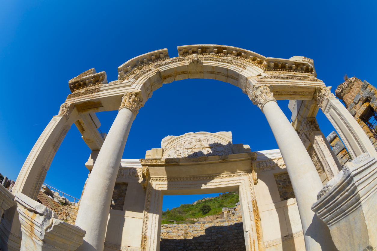 Le Temple d'Hadrien dans la cité antique d'Éphèse, Turquie.  ©  iStock / Muhur