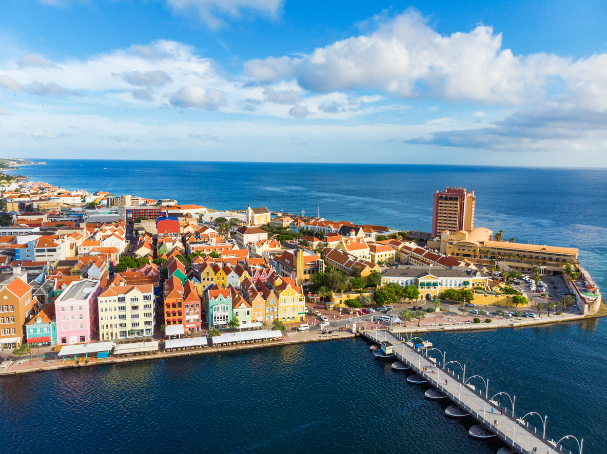 Vue aérienne de Willemstad, île de Curaçao, Antilles néerlandaises, avec ses bâtiments colorés de style hollandais. Photo © zstockphotos