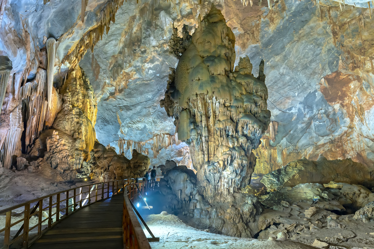 Grotte avec stalactites et stalagmites dans le parc national de Phong Nha, Quang Binh, Vietnam © iStock / HuyThoai