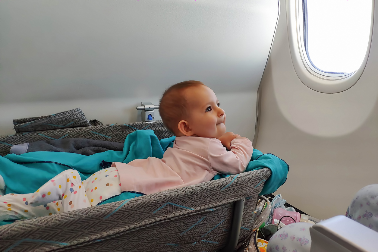 Berceau pour bébé en avion ©  iStock / Dmitrii Guldin