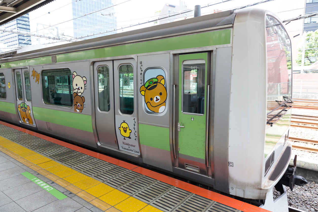  Un train de la ligne circulaire Yamanote, Tokyo, Japon © iStock / winhorse