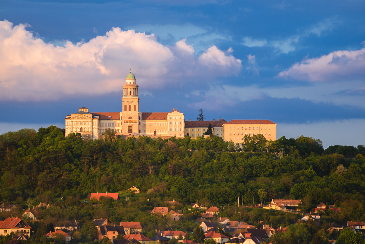 L’abbaye de Pannonhalma en Hongrie. © iStock / markborbely
