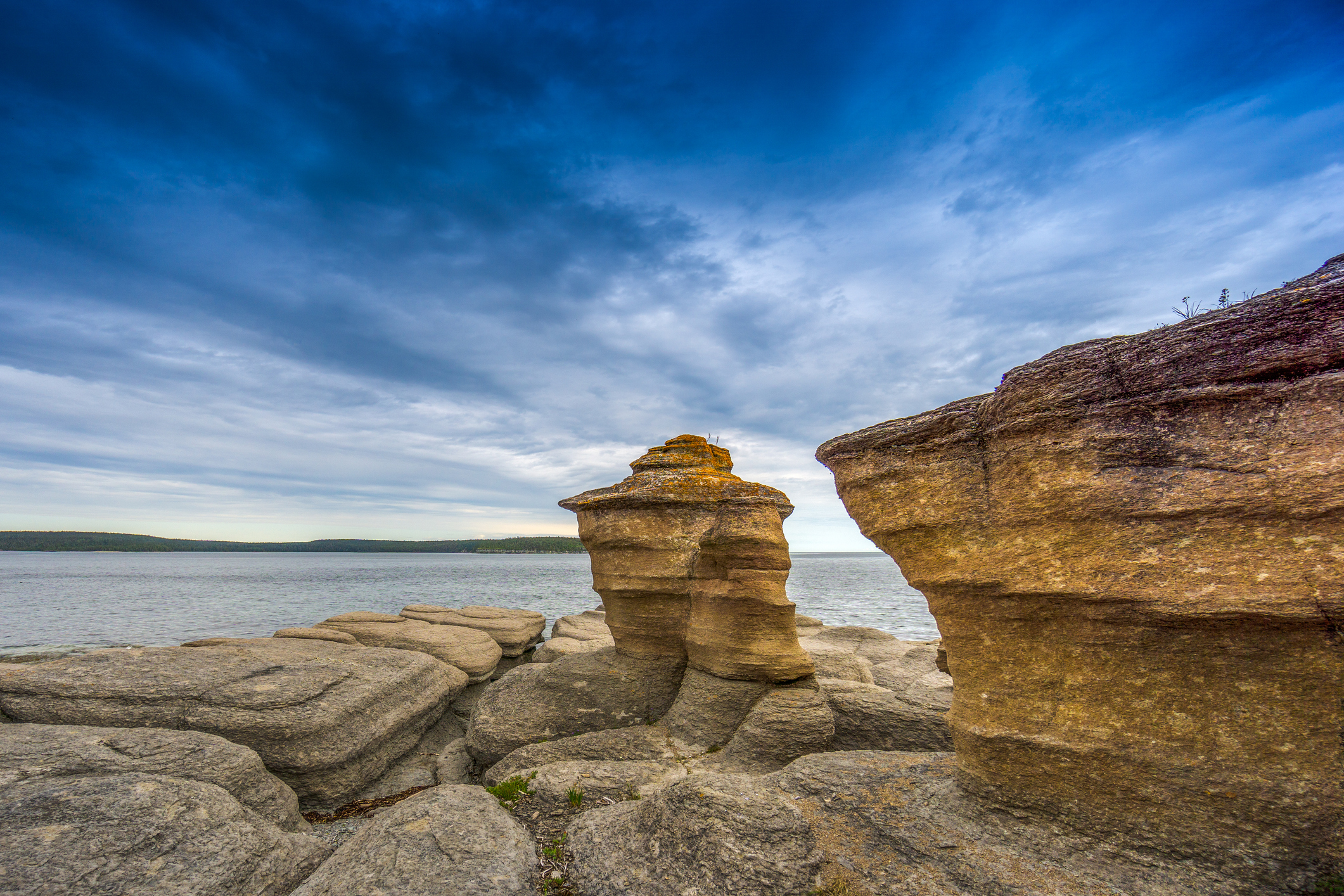 Réserve de parc national de l'archipel de Mingan, paysage de l'île de Niapiskau avec ses monolithes datant de près de 500 millions d'années. © iStock / Instants