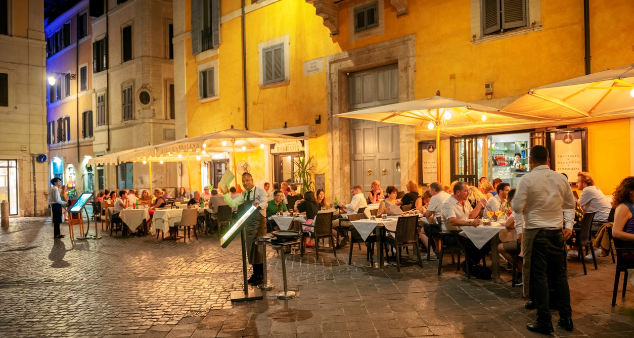 Terrasses romaines le soir © iStock / minemero