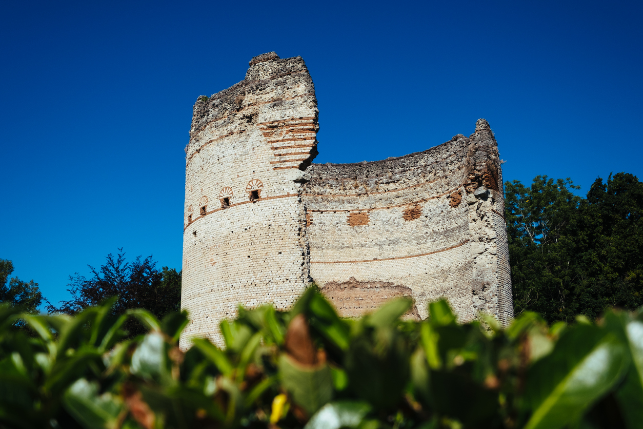 La tour de Vesunna, vestige d'un temple gallo-romain consacré à la déesse Vesunna, Périgueux, département de la Dordogne, Nouvelle-Aquitaine. © iStock / lucentius