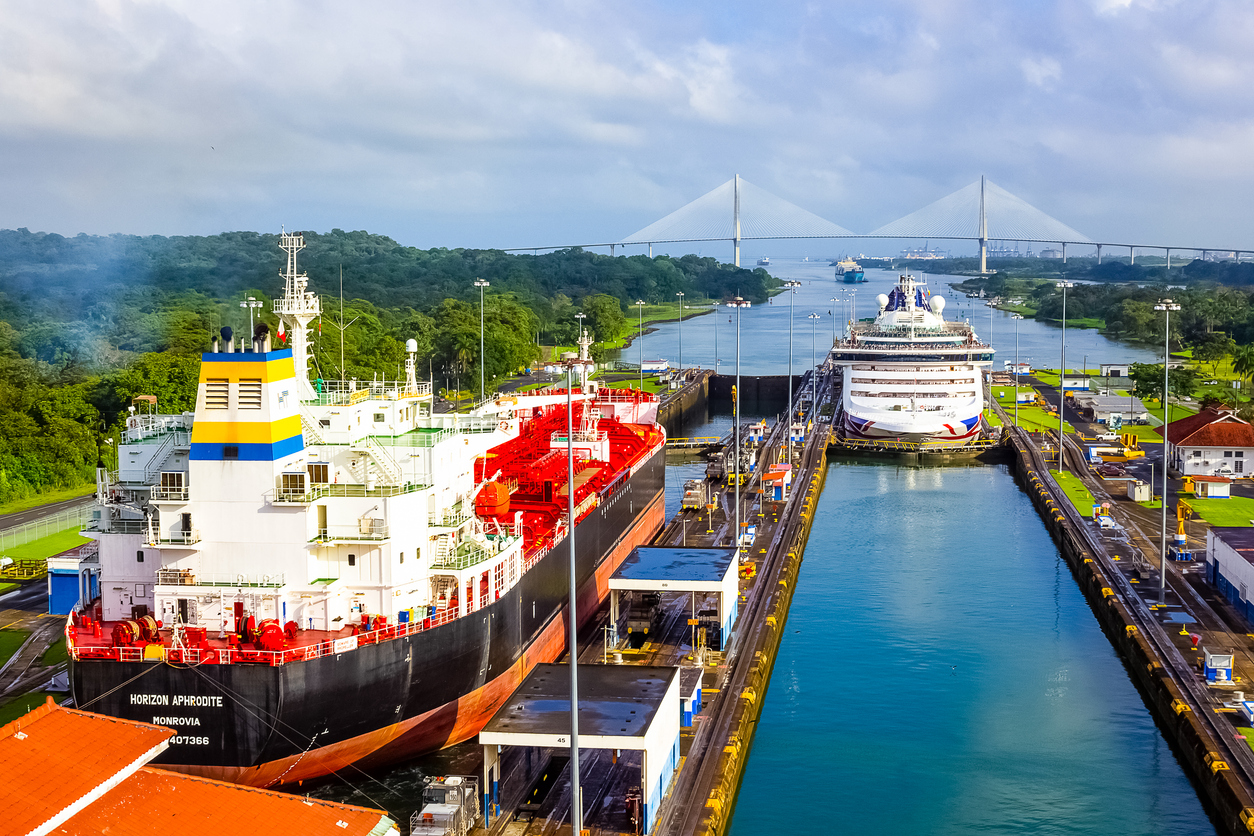 Navires dans les écluses du canal de Panama © iStock / Marina113