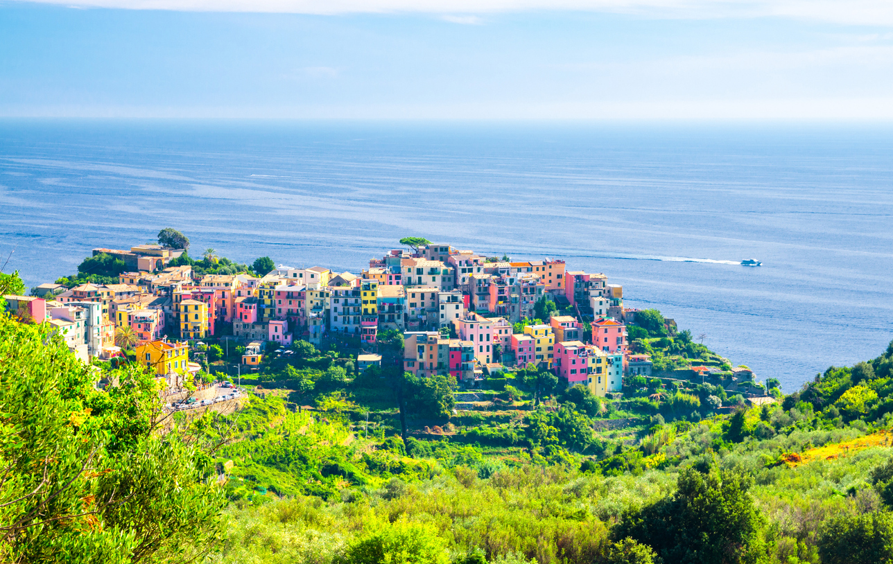 Le village de Corniglia devant le golfe de Gênes, mer ligure, parc national Cinque Terre, Ligurie, Italie. © iStock / Aliaksandr Antanovich