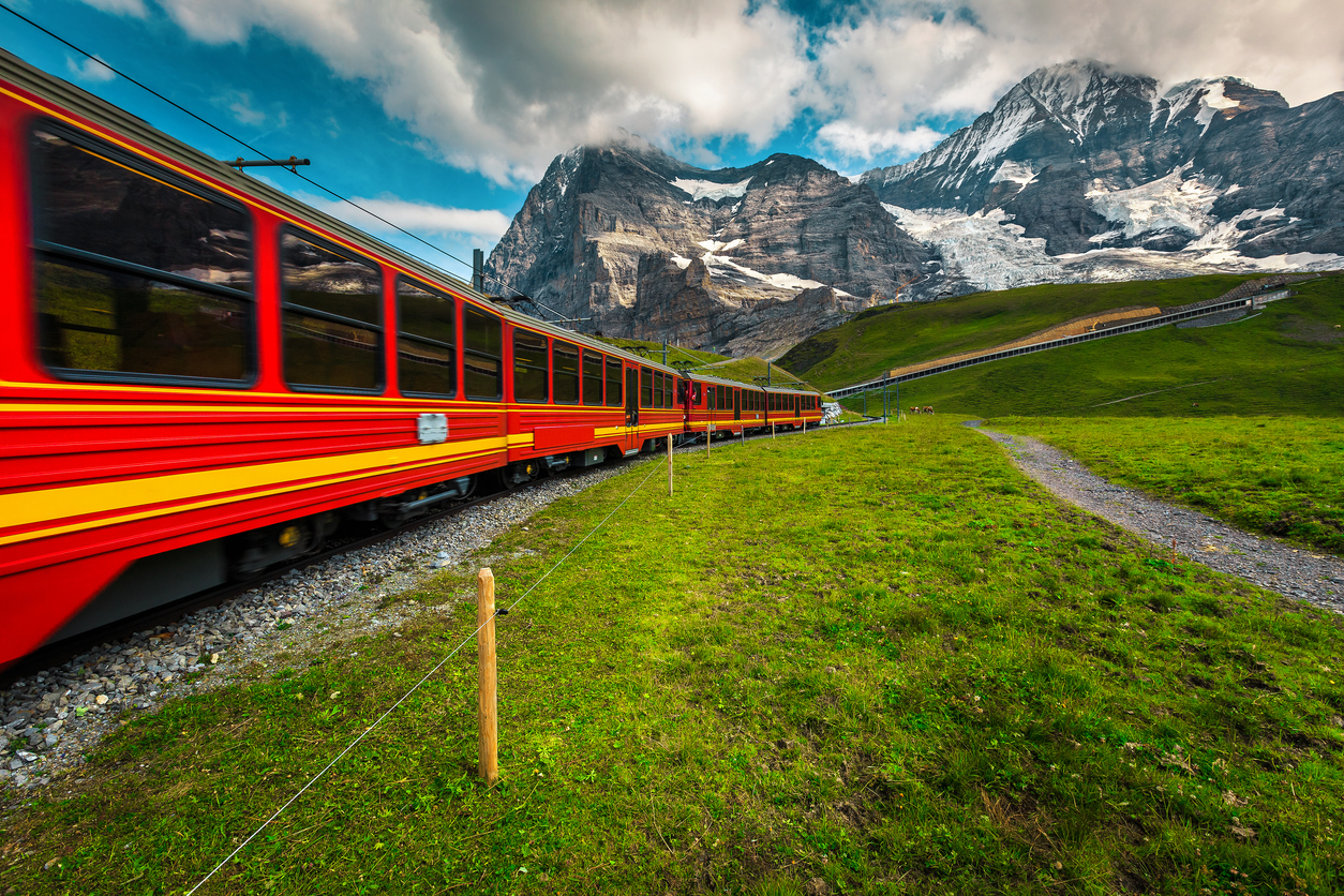 Le train à crémaillèrede la Jungfrau en Suisse © iStock / Janoka82