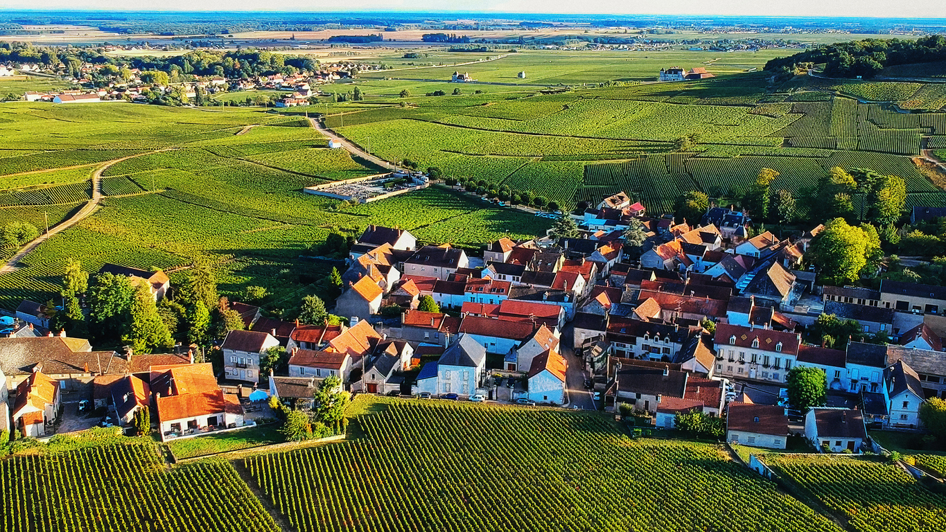 Le village de Chambolle-Musigny dans le département de la Côte-d'Or, en région Bourgogne-Franche-Comté, au coeur de la Vallée de la Gastronomie. © iStock / tunart