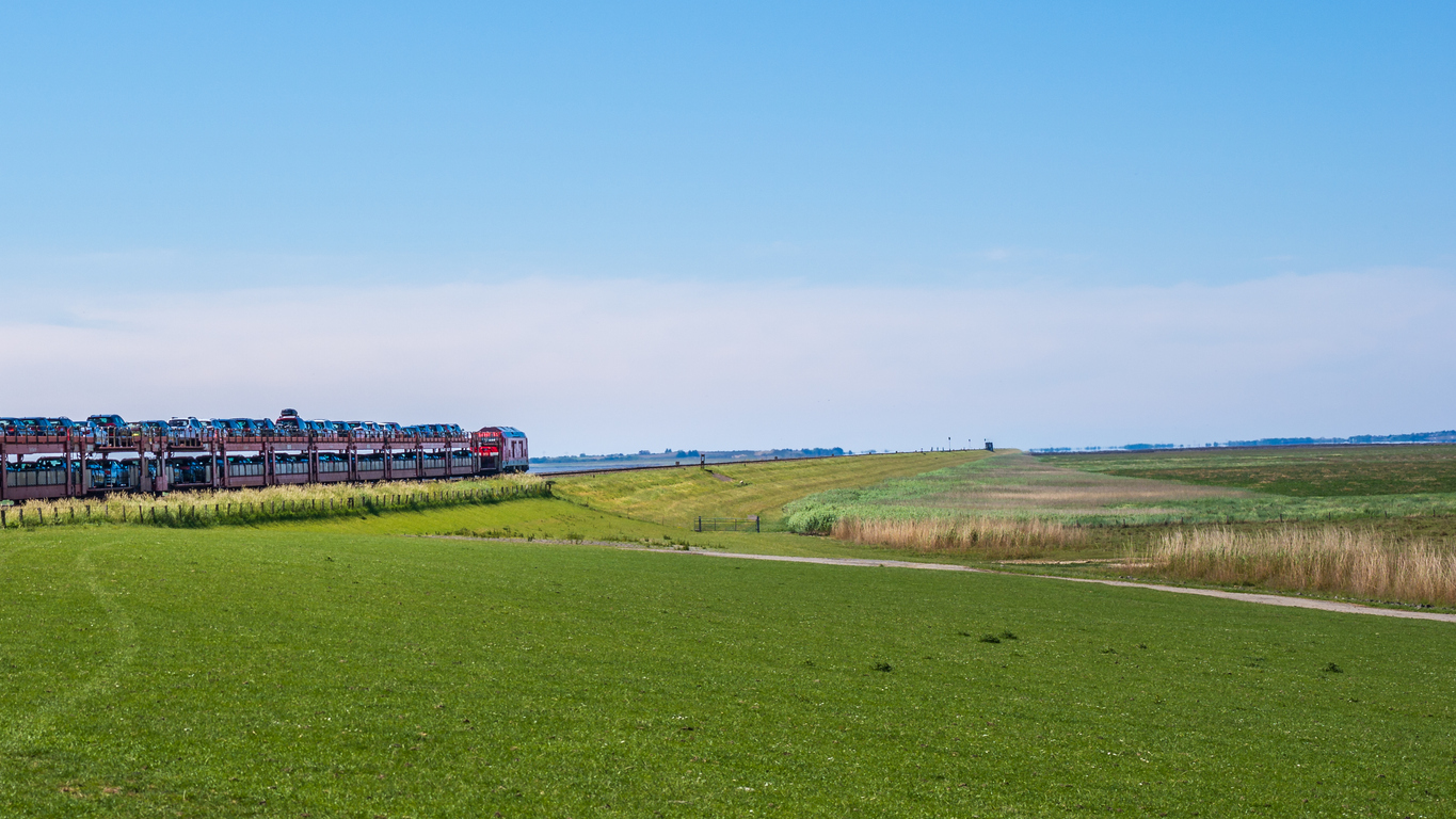 La navette Sylt, un train de transport de voitures de la Deutsche Bahn, part de Niebüll vers Westerland sur l'île de Sylt.  © iStock / Marco Ca