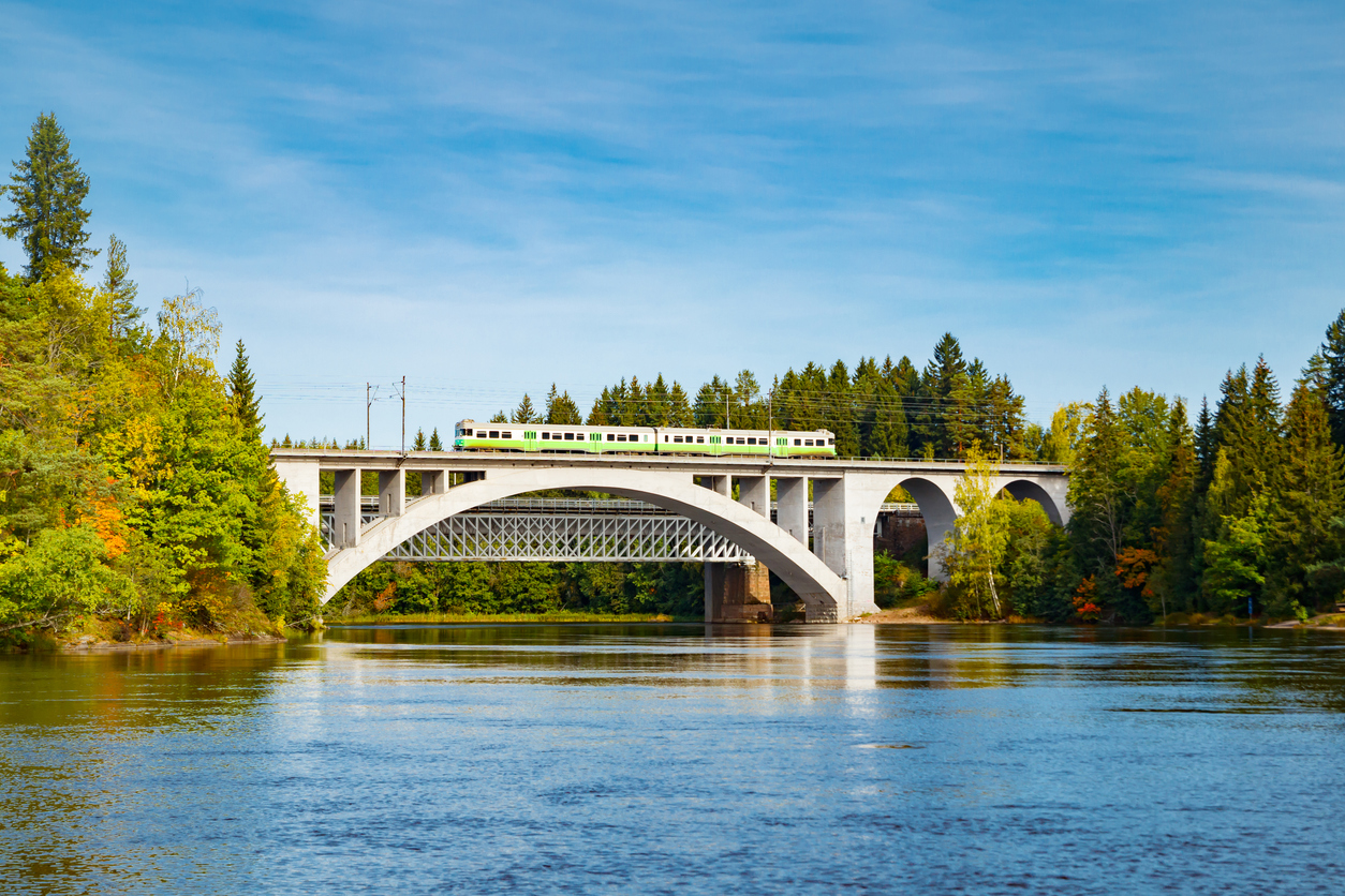Un train traverse le fleuve de Kymijoki au sud-est de la Finlande. © iStock / MinttuFin