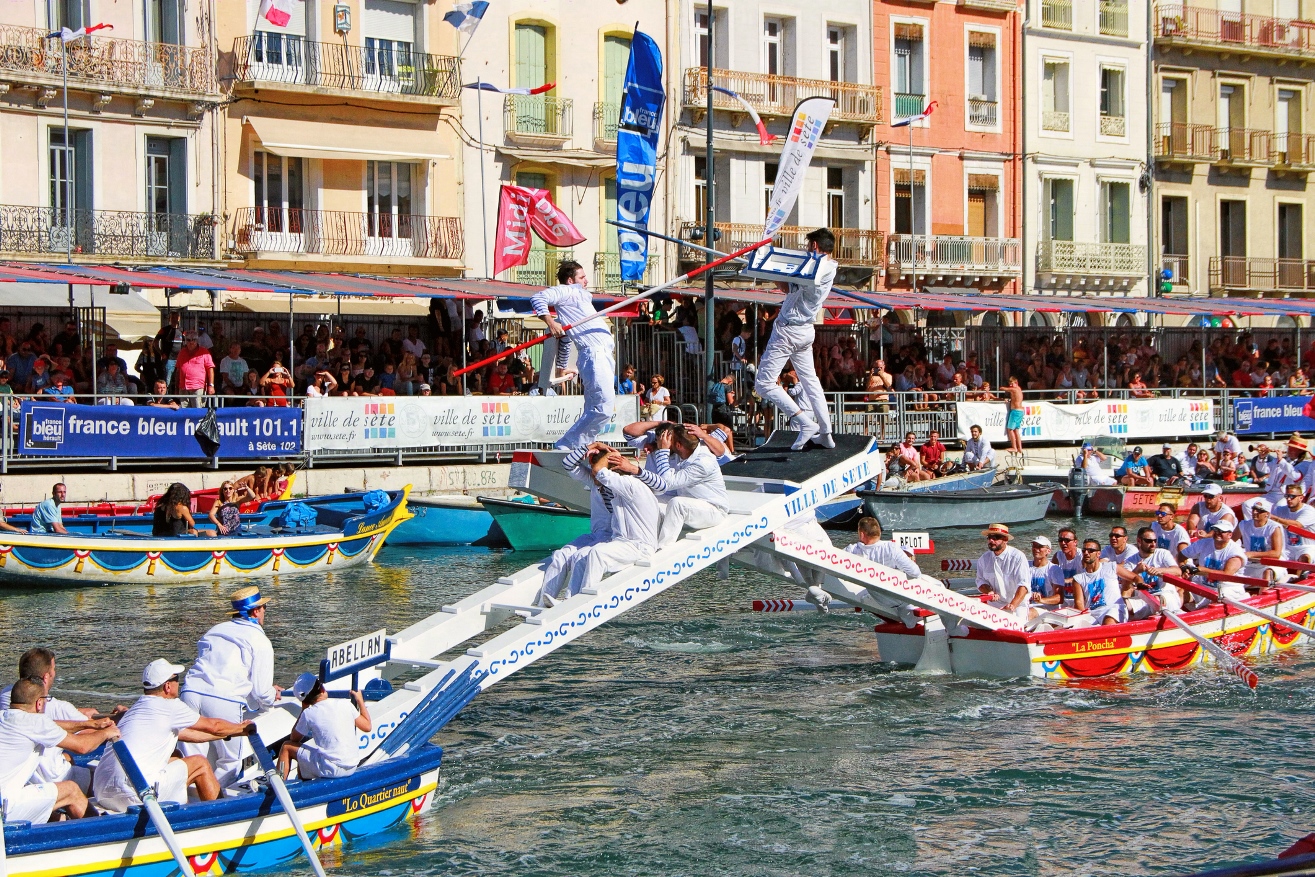 Joute nautique à Sète, Occitanie, Sud-Ouest de la France  © iStock / Photoprofi30